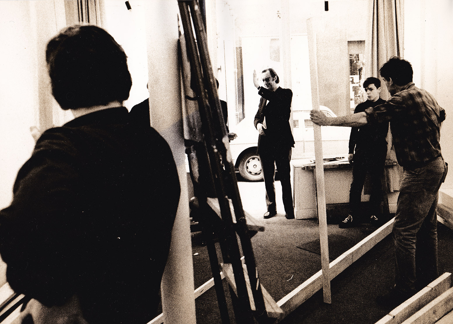 Jean-Michel Sanejouand during the assembly of the partition of the Organization of space n°2 of the Yvon Lambert Gallery rue de l'Échaudé in Paris in April 1968